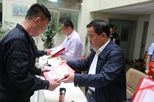 董文才校长为获奖学生颁奖